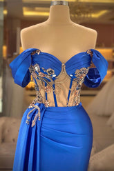 Elegantes blaues schulterfreies ärmelloses Perlenbesetztes Ballkleid mit Schlitz